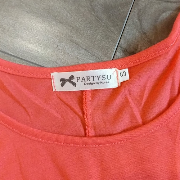 ❄️ 3/$25 Coral Orange High Low Batwing Top - Picture 2 of 3